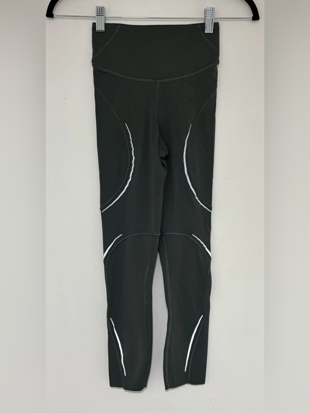 Lululemon Women’s Base Pace HR Reflective Tight 21” Size 0 Smoked Spruce